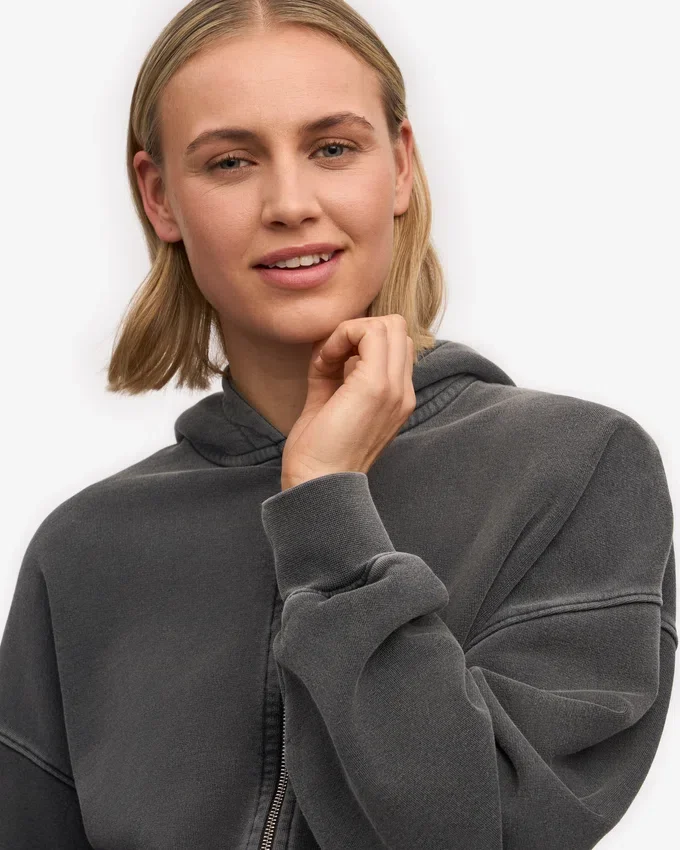 Ekologisk kort hoodie med dragkedja – blekt svart