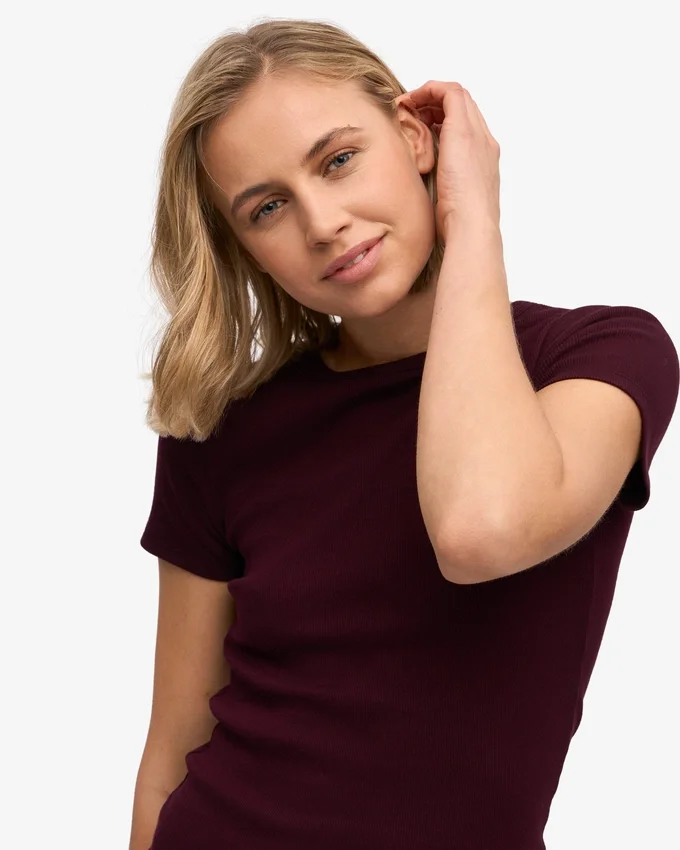 Ekologisk ribbad T-shirt – oxblodsröd