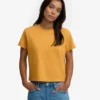 Ekologisk T-shirt med boxig, kort passform – bränd gul
