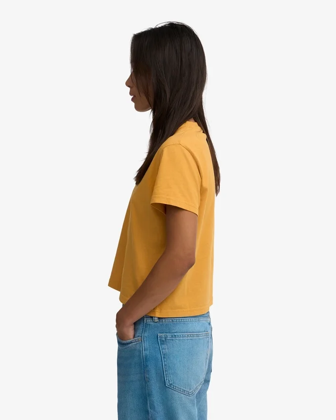Ekologisk T-shirt med boxig, kort passform – bränd gul