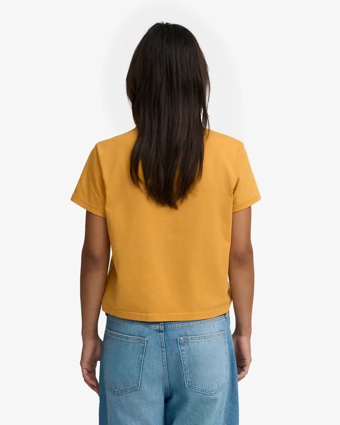 Ekologisk T-shirt med boxig, kort passform – bränd gul