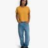 Ekologisk T-shirt med boxig, kort passform – bränd gul