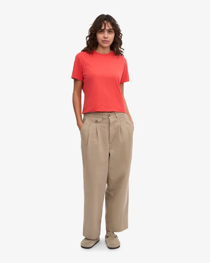Ekologisk T-shirt med boxig, kort passform – röd mandarin