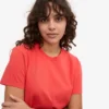 Ekologisk T-shirt med boxig, kort passform – röd mandarin