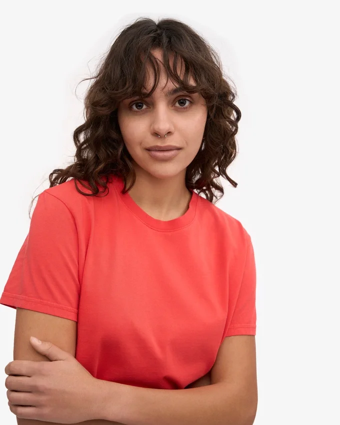 Ekologisk T-shirt med boxig, kort passform – röd mandarin