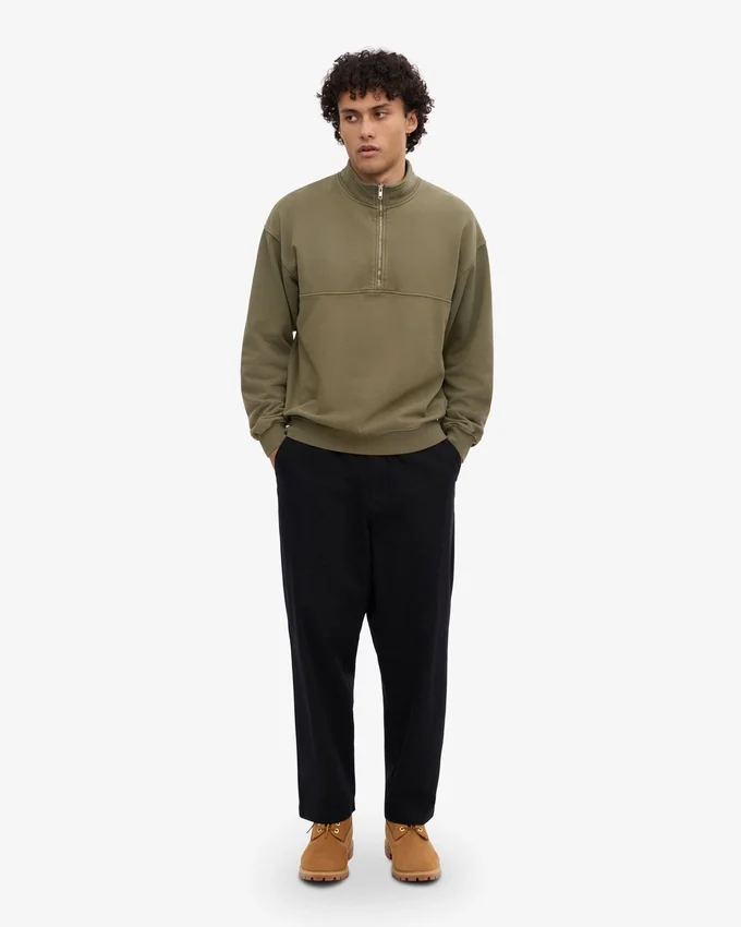 Ekologisk tröja med kort dragkedja – dammig olivgrön
