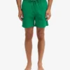 Klassiska badshorts – kellygrön