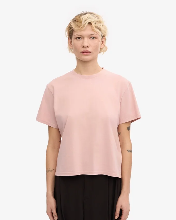 Kort, boxig T-shirt i ekologiskt tyg – blekt rosa