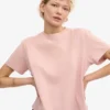Kort, boxig T-shirt i ekologiskt tyg – blekt rosa