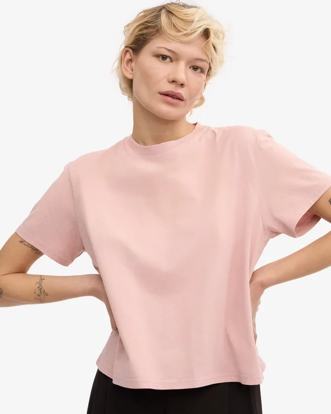 Kort, boxig T-shirt i ekologiskt tyg – blekt rosa