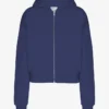 Kort hoodie i ekologiskt tyg med dragkedja – marinblå