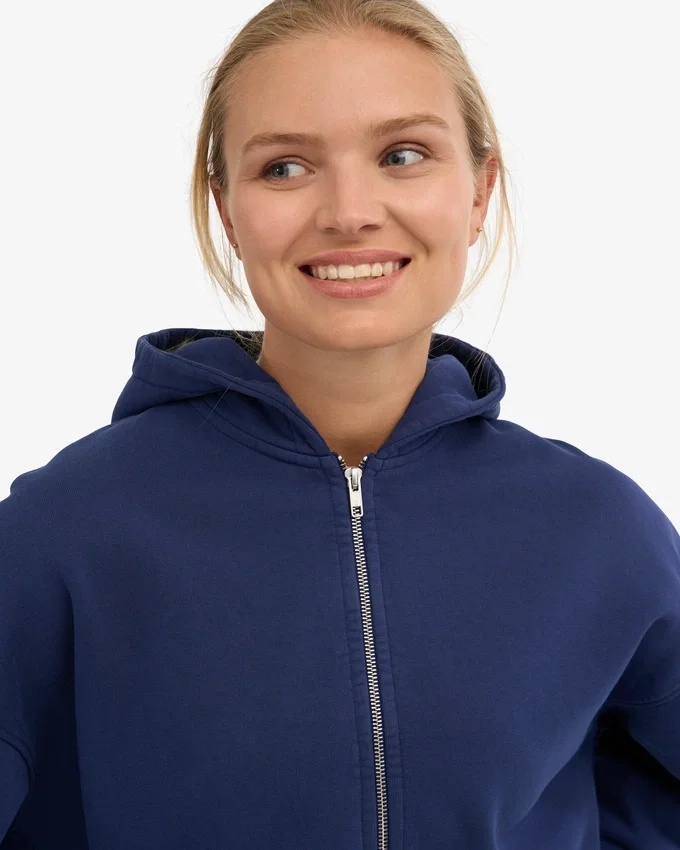 Kort hoodie i ekologiskt tyg med dragkedja – marinblå