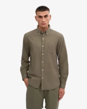 Organic Button Down skjorta med knappar – dammig olivgrön
