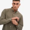 Organic Button Down skjorta med knappar – dammig olivgrön