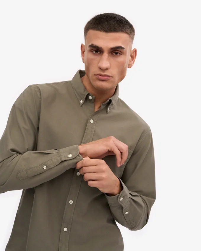 Organic Button Down skjorta med knappar – dammig olivgrön